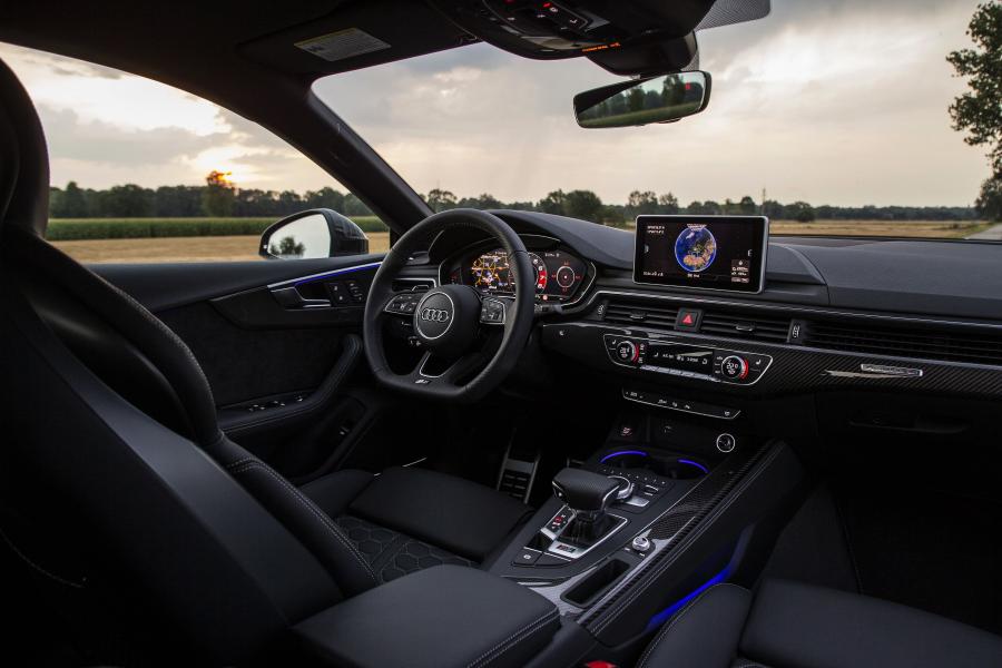 Интерьер Audi RS5 Sportback 2018 года  (WW) (фото 4 из 4)
